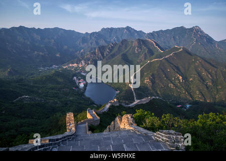 Paysage de la Grande Muraille de Zhuangdaokou, une des plus sauvages régions de la Grande Muraille de Chine, à Huairou district, Beijing, Chine, 21 mai 2016. Banque D'Images