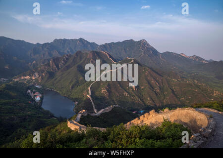 Paysage de la Grande Muraille de Zhuangdaokou, une des plus sauvages régions de la Grande Muraille de Chine, à Huairou district, Beijing, Chine, 21 mai 2016. Banque D'Images