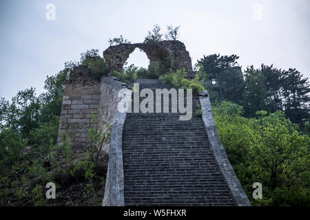 Paysage de la Grande Muraille de Zhuangdaokou, une des plus sauvages régions de la Grande Muraille de Chine, à Huairou district, Beijing, Chine, 21 mai 2016. Banque D'Images