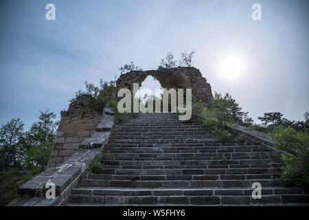 Paysage de la Grande Muraille de Zhuangdaokou, une des plus sauvages régions de la Grande Muraille de Chine, à Huairou district, Beijing, Chine, 21 mai 2016. Banque D'Images