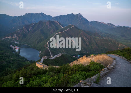 Paysage de la Grande Muraille de Zhuangdaokou, une des plus sauvages régions de la Grande Muraille de Chine, à Huairou district, Beijing, Chine, 21 mai 2016. Banque D'Images