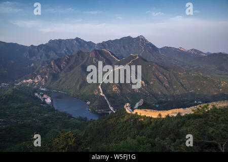 Paysage de la Grande Muraille de Zhuangdaokou, une des plus sauvages régions de la Grande Muraille de Chine, à Huairou district, Beijing, Chine, 21 mai 2016. Banque D'Images