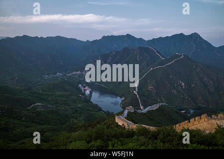 Paysage de la Grande Muraille de Zhuangdaokou, une des plus sauvages régions de la Grande Muraille de Chine, à Huairou district, Beijing, Chine, 21 mai 2016. Banque D'Images