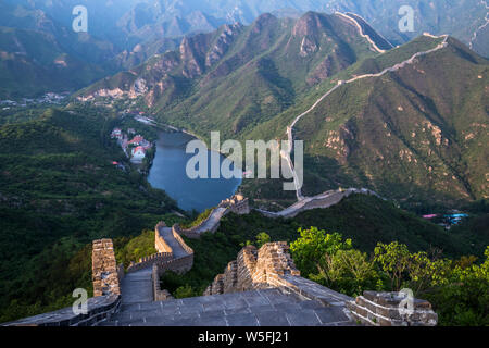 Paysage de la Grande Muraille de Zhuangdaokou, une des plus sauvages régions de la Grande Muraille de Chine, à Huairou district, Beijing, Chine, 21 mai 2016. Banque D'Images