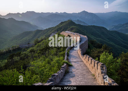 Paysage de la Grande Muraille de Zhuangdaokou, une des plus sauvages régions de la Grande Muraille de Chine, à Huairou district, Beijing, Chine, 21 mai 2016. Banque D'Images