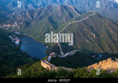 Paysage de la Grande Muraille de Zhuangdaokou, une des plus sauvages régions de la Grande Muraille de Chine, à Huairou district, Beijing, Chine, 21 mai 2016. Banque D'Images