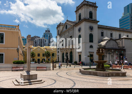 Vue panoramique sur la cathédrale et le centre historique de Croix monument Square Largo da Sé. Sé, Macao, Chine, Asie. Banque D'Images