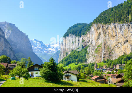 Vue incroyable du pittoresque village de Lauterbrunnen avec célèbre Staubbach à fond. Destination touristique populaire en Suisse. Saison d'été, Alpes Suisses. Paysage suisse. Banque D'Images