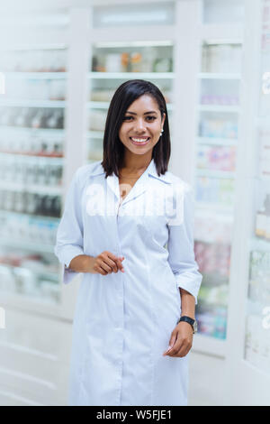 Cheerful international female travaillant dans drug store Banque D'Images