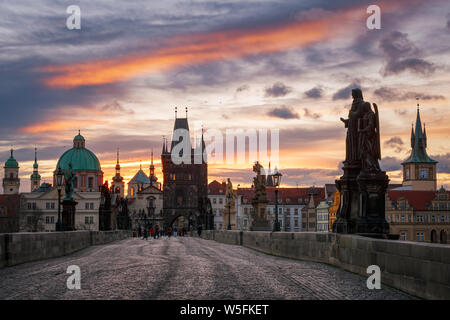 Matin vue sur le Pont Charles et la Tour du pont en centre historique de Prague. Banque D'Images