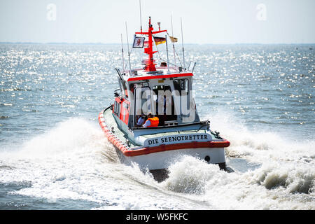 Wilhelmshaven, Allemagne. 28 juillet, 2019. Le jour de la mer sauvetage sauveteurs de la Société allemande pour le sauvetage des naufragés Shipwreckers à la mer du Nord et la mer Baltique, une manifestation a lieu avec le bateau "DGzRS Peter Habig' (r) à la côte de Wilhelmshaven. Credit : Mohssen Assanimoghaddam/dpa/Alamy Live News Banque D'Images