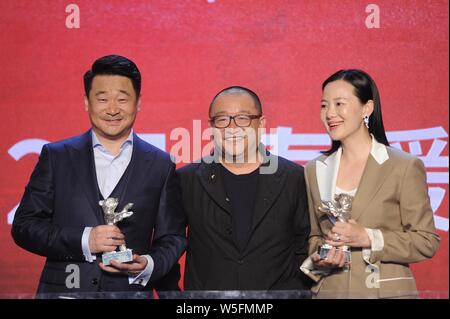 (De gauche) acteur CHINOIS WANG Xiaoshuai Wang Jingchun, directeur, et l'actrice Yong Mei assister à une conférence de presse pour la FIM 'So Long, mon fils' à Beiji Banque D'Images