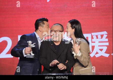 (De gauche) acteur CHINOIS WANG Xiaoshuai Wang Jingchun, directeur, et l'actrice Yong Mei assister à une conférence de presse pour la FIM 'So Long, mon fils' à Beiji Banque D'Images