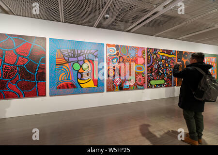 Personnes visitent le "Tout au sujet de l'amour parle Forever' exposition de l'artiste contemporaine japonaise Yayoi Kusama à Shanghai, Chine, le 7 mars 2019. L'un des th Banque D'Images