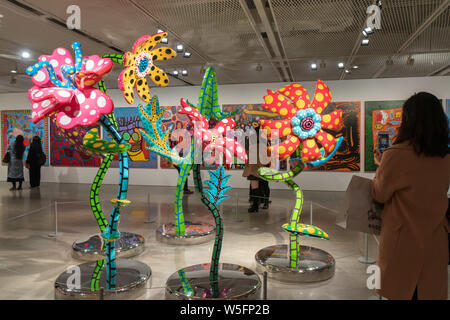 Personnes visitent le "Tout au sujet de l'amour parle Forever' exposition de l'artiste contemporaine japonaise Yayoi Kusama à Shanghai, Chine, le 7 mars 2019. L'un des th Banque D'Images