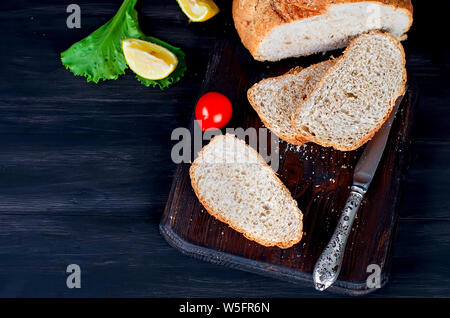 Sandwichs de pain de seigle avec soft mozzarella ou feta et tomates sur une table rustique foncé de anciennes cartes Banque D'Images