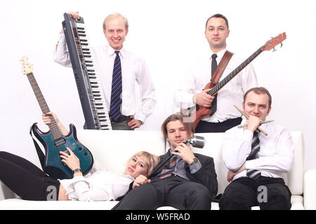 Groupe de musiciens avec instruments. isolé sur fond blanc Banque D'Images