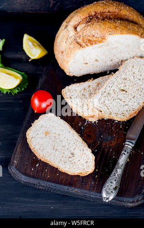 Sandwichs de pain de seigle avec soft mozzarella ou feta et tomates sur une table rustique foncé de anciennes cartes Banque D'Images