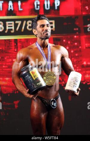 Un bodybuilder iranien pose après avoir gagné au cours de la 'Coupe Tera NABBA/WFF' Pro-am Carnaval de culturisme de Shanghai à Shanghai, Chine, le 7 mars 2019. T Banque D'Images