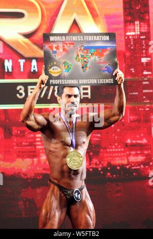 Un bodybuilder iranien pose après avoir gagné au cours de la 'Coupe Tera NABBA/WFF' Pro-am Carnaval de culturisme de Shanghai à Shanghai, Chine, le 7 mars 2019. T Banque D'Images