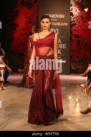 (190729) -- NEW DELHI, 29 juillet 2019 (Xinhua) -- un model par Tarun Tahiliani designer indien au cours de l'Inde Couture semaine à New Delhi, Inde, le 28 juillet 2019. (Str/AFP) Banque D'Images