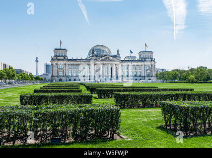 Bâtiment du Reichstag à Berlin, Allemagne, lieu de réunion du parlement allemand Bundestag, le jour d'été ensoleillé Banque D'Images