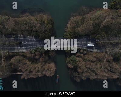 Les touristes prendre des bateaux pour profiter du paysage de printemps sur le lac de l'Ouest à Hangzhou endroit pittoresque ville, est de la Chine, la province du Zhejiang, 13 mars 2019. Banque D'Images