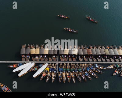 Les touristes prendre des bateaux pour profiter du paysage de printemps sur le lac de l'Ouest à Hangzhou endroit pittoresque ville, est de la Chine, la province du Zhejiang, 13 mars 2019. Banque D'Images