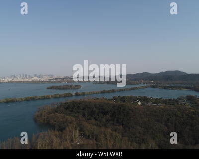 Les touristes prendre des bateaux pour profiter du paysage de printemps sur le lac de l'Ouest à Hangzhou endroit pittoresque ville, est de la Chine, la province du Zhejiang, 13 mars 2019. Banque D'Images