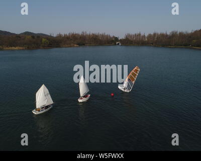 Les touristes prendre des bateaux pour profiter du paysage de printemps sur le lac de l'Ouest à Hangzhou endroit pittoresque ville, est de la Chine, la province du Zhejiang, 13 mars 2019. Banque D'Images
