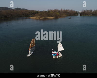 Les touristes prendre des bateaux pour profiter du paysage de printemps sur le lac de l'Ouest à Hangzhou endroit pittoresque ville, est de la Chine, la province du Zhejiang, 13 mars 2019. Banque D'Images