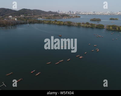 Les touristes prendre des bateaux pour profiter du paysage de printemps sur le lac de l'Ouest à Hangzhou endroit pittoresque ville, est de la Chine, la province du Zhejiang, 13 mars 2019. Banque D'Images