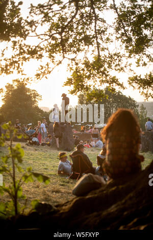 Les foules au cercle de pierre au coucher du soleil au festival de Glastonbury 2019 dans Pilton, Somerset Banque D'Images