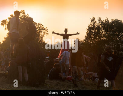 Les foules au cercle de pierre au coucher du soleil au festival de Glastonbury 2019 dans Pilton, Somerset Banque D'Images