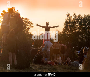 Les foules au cercle de pierre au coucher du soleil au festival de Glastonbury 2019 dans Pilton, Somerset Banque D'Images