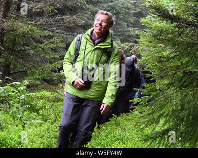 28 mai 2019, Bade-Wurtemberg, Seebach : Meinrad Heinrich, ranger des bénévoles dans le Parc National de la Forêt Noire, à la tête d'un groupe de randonnée à travers la Forêt Noire près de Ruhestein. Photo : Uli Deck/dpa Banque D'Images