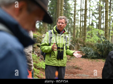 28 mai 2019, Bade-Wurtemberg, Seebach : Meinrad Heinrich, ranger des bénévoles dans le Parc National de la Forêt Noire, à la tête d'un groupe de randonnée à travers la Forêt Noire près de Ruhestein. Photo : Uli Deck/dpa Banque D'Images