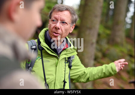 28 mai 2019, Bade-Wurtemberg, Seebach : Meinrad Heinrich, ranger des bénévoles dans le Parc National de la Forêt Noire, à la tête d'un groupe de randonnée à travers la Forêt Noire près de Ruhestein. Photo : Uli Deck/dpa Banque D'Images