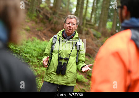 28 mai 2019, Bade-Wurtemberg, Seebach : Meinrad Heinrich, ranger des bénévoles dans le Parc National de la Forêt Noire, à la tête d'un groupe de randonnée à travers la Forêt Noire près de Ruhestein. Photo : Uli Deck/dpa Banque D'Images