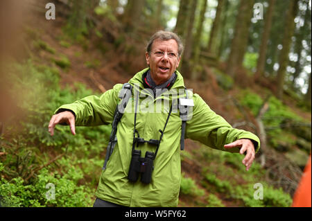 28 mai 2019, Bade-Wurtemberg, Seebach : Meinrad Heinrich, ranger des bénévoles dans le Parc National de la Forêt Noire, à la tête d'un groupe de randonnée à travers la Forêt Noire près de Ruhestein. Photo : Uli Deck/dpa Banque D'Images