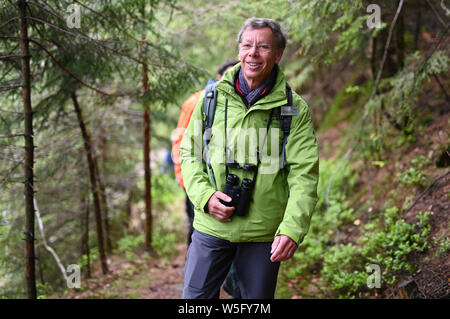 28 mai 2019, Bade-Wurtemberg, Seebach : Meinrad Heinrich, ranger des bénévoles dans le Parc National de la Forêt Noire, à la tête d'un groupe de randonnée à travers la Forêt Noire près de Ruhestein. Photo : Uli Deck/dpa Banque D'Images