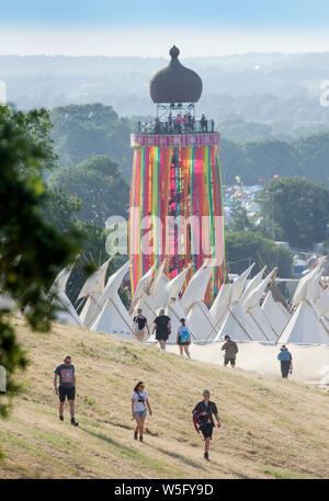 Voir au-dessus du village de tipis et Tour du ruban au festival de Glastonbury 2019 dans Pilton, Somerset Banque D'Images