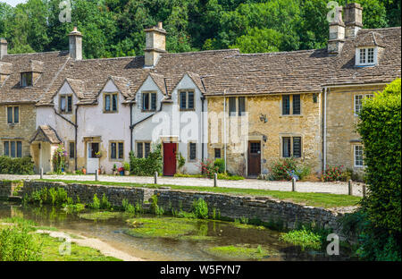 Castle Combe à l'eau, par la voie par Brook, et des chalets le long d'une journée de juillet dans le Wiltshire, Angleterre, Banque D'Images