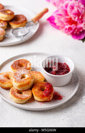 Beignets faits maison avec de la confiture de rose Banque D'Images