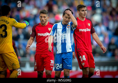 Wu Lei de RCD Espanyol, deuxième à droite, réagit au cours de leur 28e match de la saison 2018-2019 de la Liga contre FC Séville à RCDE Stadium de Barc Banque D'Images