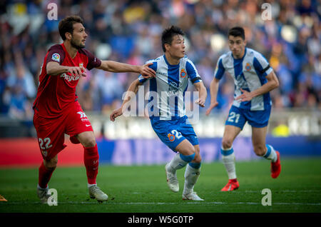 Wu Lei de RCD Espanyol, centre, défis Franco Vazquez de FC Séville durant leur 28e match de la saison 2018-2019 de la Liga à RCDE Stadium Banque D'Images