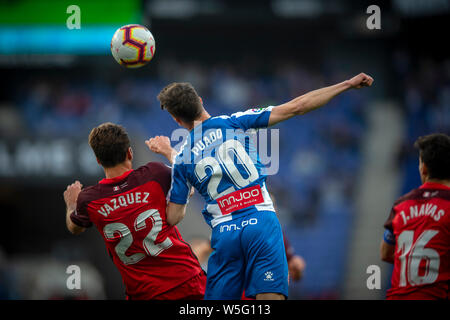 Javi Puado du RCD Espanyol, centre, défis Franco Vazquez de FC Séville durant leur 28e match de la saison 2018-2019 de la Liga à RCDE Stad Banque D'Images