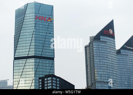 --FILE--un logo de HNA est représenté sur un immeuble de bureaux de HNA Group à Jinan City, Shandong province de Chine orientale, le 28 juillet 2016. Les jeunes du groupe HNA Banque D'Images