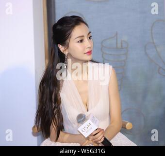 L'actrice de Hong Kong Angelababy assiste à un événement promotionnel d'OSM à Shanghai, Chine, 19 mars 2019. Banque D'Images