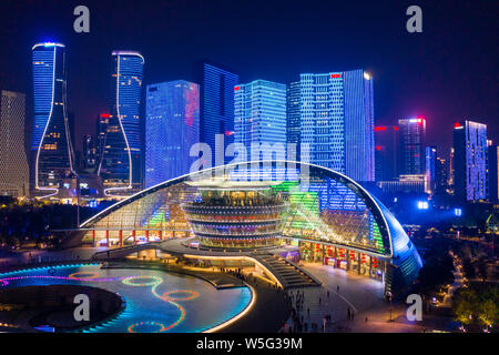 Une vue de la nuit de la nouvelle ville de Qianjiang la rive ouest de la rivière Qiantang à Hangzhou, ville de l'est de la Chine dans la province du Zhejiang, le 1 février 2019. Banque D'Images